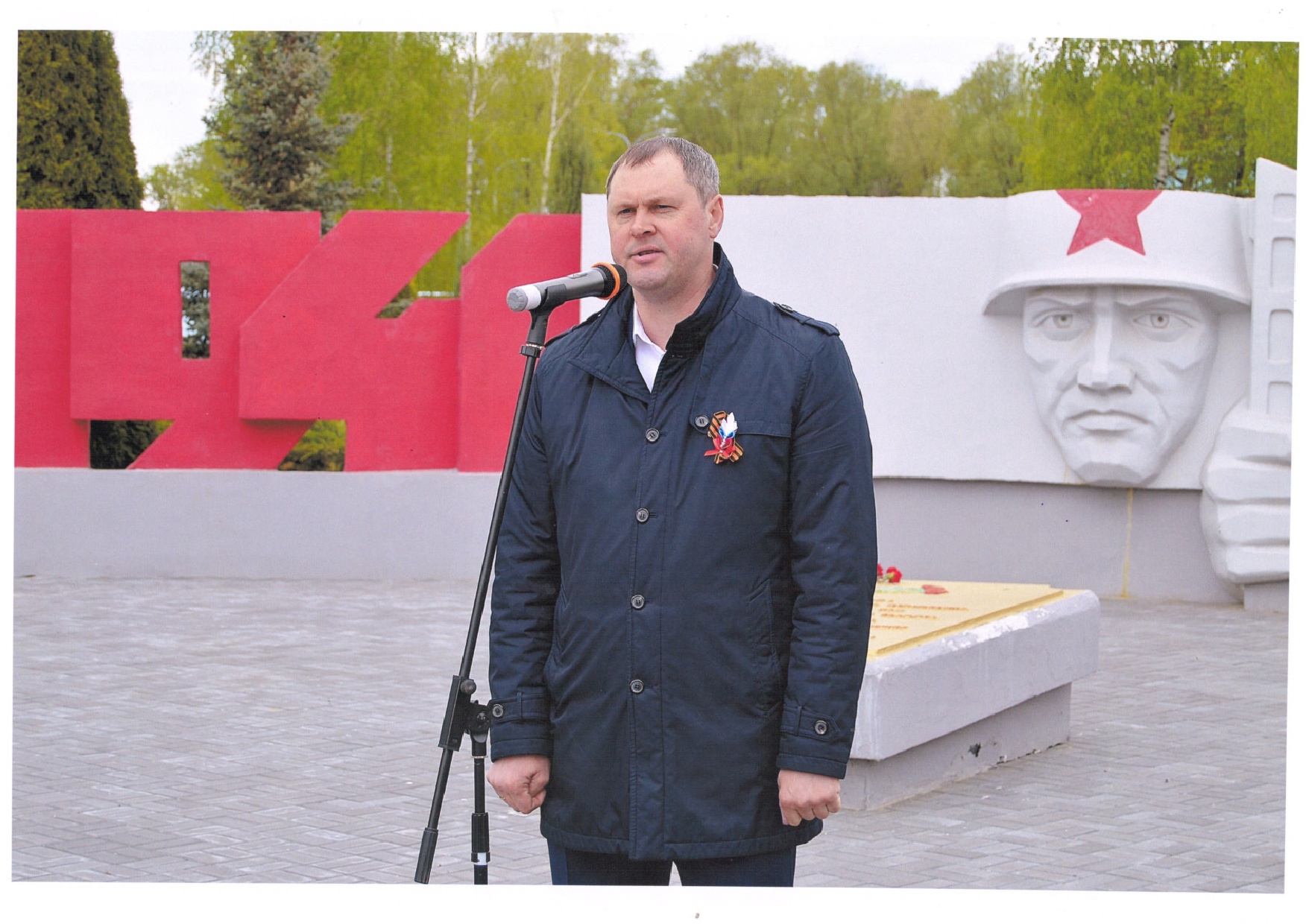 Выступление председателя Совета депутатов П.Г.Игошина на церемонии возложения венков к мемориалу на ул. Восстания фото Ю.С.Клементьева